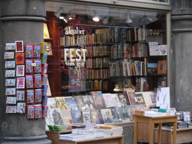 Freilassung eines Bildes am Buchladen Marienplatz München